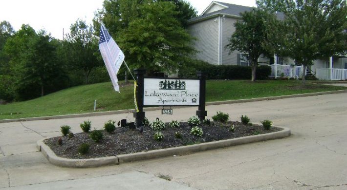 Lakewood place welcome sign